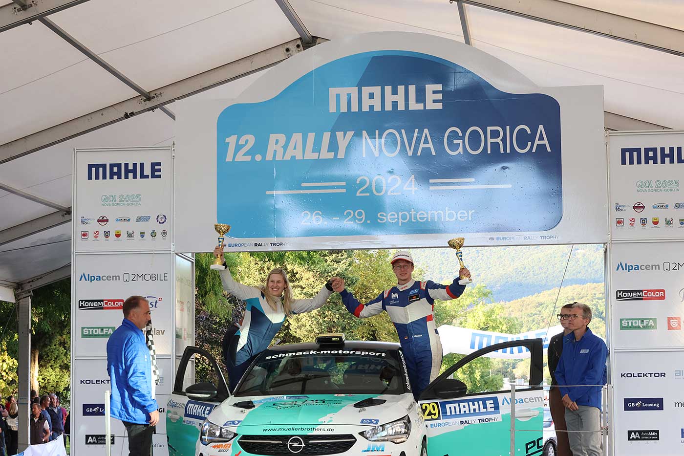 Jonas Müller (3. v. l.) und Maresa Lade (2. v. l.) bei der Rally Nova Gorica 2024